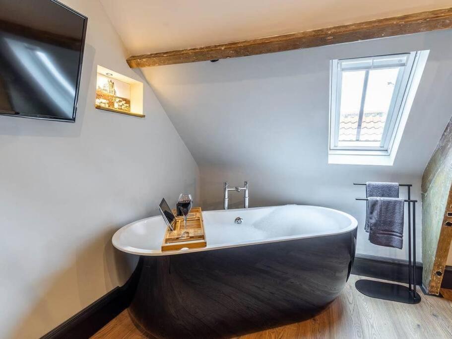 One Over Eight - Luxury One Bed Apartment Whitby Exterior photo
